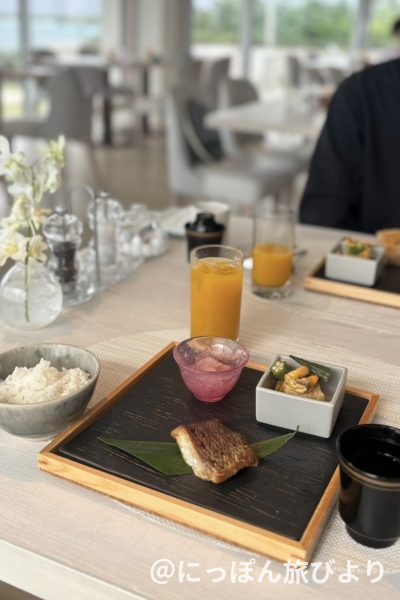 朝食の和食バージョン。レストラン内からも海が見える