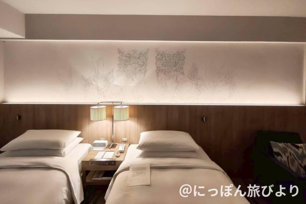 ルネッサンスリゾート沖縄のベット上の壁紙はシーサーで沖縄を感じる